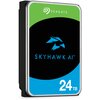 Na zdjęciu widoczny jest dysk twardy z etykietą w kolorach zielonym, czarnym i niebieskim, z logo "SEAGATE" na górze oraz napisem "SKYHAWK AI" i "24TB" na dole. Etykieta zawiera również stylizowaną grafikę głowy ptaka.