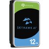 Na zdjęciu znajduje się dysk twardy z widocznym logo "SEAGATE" na zielonym tle oraz napisem "SKYHAWK AI" na czarnym tle. Na niebieskim tle widnieje oznaczenie pojemności "12 TB".
