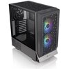 Czarna obudowa komputerowa z przezroczystym panelem bocznym i dwoma podświetlanymi wentylatorami z przodu. Na dolnej części obudowy widoczne jest logo "Thermaltake".