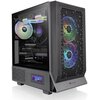 Czarna obudowa komputerowa z podświetlanymi wentylatorami RGB widocznymi z przodu i wewnątrz, z logo "Thermaltake" na dolnej części. Wewnątrz obudowy znajdują się komponenty komputerowe z widocznymi napisami "GEFORCE RTX" i "REPUBLIC OF GAMERS".