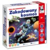 Pudełko gry planszowej "Zakodowany kosmos" z ilustracją astronauty w przestrzeni kosmicznej, otoczonego planetami i statkami kosmicznymi. Na opakowaniu widnieje logo "Kapitan Nauka" oraz informacje: "Gra na kodowanie", "8+", "2-4 graczy", "20-45 minut", a
