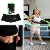 Na zdjęciu widoczny jest czarny pas wyszczuplający z logo "HMS" oraz opakowanie z napisem "Plus size". Obok znajduje się osoba używająca hula hop w pomieszczeniu, a na dolnym zdjęciu zbliżenie na osobę zakładającą pas wyszczuplający.