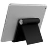 Na zdjęciu widoczna jest czarna podstawka do tabletu, która podtrzymuje srebrny tablet w pozycji pionowej. Podstawka ma prosty, nowoczesny design z okrągłym zawiasem umożliwiającym regulację kąta nachylenia.