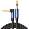 Na zdjęciu widoczny jest kabel audio z dwoma wtykami Jack 3.5 mm, z których jeden jest prosty, a drugi kątowy. Oba wtyki mają niebieskie obudowy z napisem "UGREEN" i złote końcówki, a kabel jest opleciony czarnym materiałem.