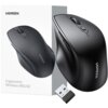 Na zdjęciu znajduje się czarna mysz bezprzewodowa z logo "UGREEN" oraz pudełko z napisem "Ergonomic Wireless MOUSE". Obok myszy leży mały odbiornik USB.