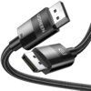 Na zdjęciu widoczny jest czarny kabel DisplayPort z dwoma złączami, na których znajdują się napisy "UGREEN" i "8K". Kabel ma plecioną osłonę, a na jednym złączu widoczny jest symbol "P".
