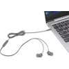 Na zdjęciu widoczne są szare słuchawki douszne podłączone do laptopa marki Lenovo. Słuchawki mają wbudowany mikrofon na przewodzie, a laptop jest częściowo otwarty, ukazując klawiaturę i fragment ekranu.