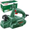 Zielony strug elektryczny z czerwonymi i czarnymi elementami, z widocznym logo "BOSCH" oraz oznaczeniem "PHO 1500". W tle znajduje się opakowanie z napisem "550W" i grafiką przedstawiającą ten sam produkt.