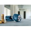 Na zdjęciu znajduje się niebieski adapter BOSCH Professional 1608M00C1B z widocznymi symbolami i napisem "BOSCH 4 x AA" na etykiecie. Obok adaptera leżą cztery baterie alkaliczne AA oraz otwarta obudowa adaptera.