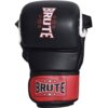 Czarne rękawice do MMA z białymi i czerwonymi elementami, na których widnieje napis "BRUTE" otoczony gwiazdkami. Na czerwonym pasku również znajduje się napis "BRUTE" z gwiazdkami.