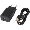 Na zdjęciu widoczna jest czarna ładowarka sieciowa z wtyczką USB oraz czarny kabel USB z końcówkami USB-A i USB-C. Na ładowarce znajdują się oznaczenia techniczne i symbole certyfikacyjne.
