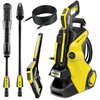 Na zdjęciu znajduje się myjka ciśnieniowa w kolorze żółto-czarnym z widocznym napisem "KARCHER K5 Power Control" oraz akcesoria takie jak lanca, pistolet i wąż. Produkt ma kółka ułatwiające transport oraz uchwyt do przenoszenia.