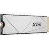Srebrny dysk SSD z logo "XPG" na powierzchni, z widocznymi złotymi złączami po prawej stronie. Dysk ma prostokątny kształt z delikatnymi liniami na obudowie.