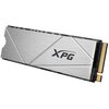 Na zdjęciu znajduje się dysk SSD z metalowym radiatorem, na którym widnieje logo "XPG". Dysk ma złącze M.2 z widocznymi złotymi stykami.