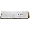 Srebrny dysk SSD z logo "XPG" na powierzchni, z widocznymi złotymi złączami po prawej stronie. Na dolnej krawędzi znajdują się drobne elementy elektroniczne.