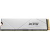 Srebrny dysk SSD z logo "XPG" na powierzchni, z widocznymi złotymi złączami po jednej stronie. Na dolnej krawędzi znajdują się elementy elektroniczne.