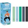 Pudełko z napisem "SPOKEY LIVE WITH PASSION! FITNESS RUBBER SET ARTIO" oraz pięć gum do ćwiczeń w różnych kolorach, każda z oznaczeniem poziomu oporu: X-LIGHT, LIGHT, MEDIUM, HEAVY, X-HEAVY. Na pudełku widnieje również napis "GUMY FITNESS POSILOVACÍ GUMY 