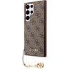 Brązowe etui na telefon z kolekcji 4G Charms marki GUESS, ozdobione jest wzorem z logo 4G. Na dole widoczny jest złoty napis "GUESS" oraz przyczepiony złoty brelok z okrągłym wzorem.