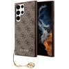 Brązowe etui na telefon z kolekcji GUESS 4G Charms Collection, ozdobione jest wzorem z logo 4G i posiada złoty napis "GUESS". Do etui dołączony jest złoty brelok z ozdobnym elementem.