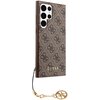 Brązowe etui do telefonu z wzorem 4G i napisem "GUESS" w złotym kolorze. Do etui dołączony jest złoty brelok z logo.
