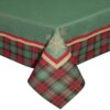 Zielony obrus z czerwono-beżowym wzorem w kratę na brzegach, ozdobiony złotymi śnieżynkami. Produkt: Obrus EUROFIRANY Cho 439957 140 x 200 cm Zielony.