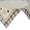 Beżowy obrus z geometrycznym wzorem w kratę na brzegach oraz motywem śnieżynek w różnych kolorach na powierzchni. Produkt ma wymiary 90 x 90 cm.