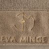 Beżowy ręcznik z widocznym haftowanym logo oraz napisem "EVA MINGE" w dolnej części. Tkanina ma teksturę frotte, a logo jest wykonane w złotym kolorze.