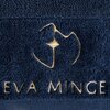 Granatowy ręcznik z haftowanym złotym logo i napisem "EVA MINGE". Tekstura ręcznika jest puszysta i miękka.