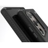 Czarne etui z wyraźnymi, teksturowanymi uchwytami i otworami na przyciski oraz aparat, zaprojektowane dla telefonu Samsung Galaxy S24 Ultra. Na etui widoczne jest logo producenta w postaci stylizowanego symbolu.