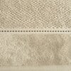 Beżowy ręcznik o fakturze frotte z widocznym ozdobnym paskiem z małymi, ciemniejszymi kwadratami. Produkt ma wymiary 70 x 140 cm.