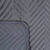 Szara narzuta z widocznym wzorem w jodełkę, zbliżenie na teksturę materiału i obszycie krawędzi. Produkt to "Narzuta EUROFIRANY Sofia 170 x 210 cm Grafitowy".