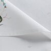 Biała serweta z delikatnym wzorem roślinnym w odcieniach zieleni i niebieskiego, widoczna na zbliżeniu. Tkanina ma wyraźną fakturę i starannie obszyte krawędzie.