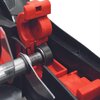 Zbliżenie na mechanizm wertykulatora akumulatorowego, ukazujące metalowy wałek z przymocowanym ostrzem oraz czerwone elementy obudowy. Widoczny jest również czarny pierścień łożyska zamontowany na wałku.