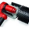 Na zdjęciu znajduje się czerwona szczotka akumulatorowa z przezroczystą osłoną oraz akumulator z widocznymi napisami "Li-ion 4.0 Ah" i "Power X-Change". Produkt ma ergonomiczny uchwyt i jest przeznaczony do czyszczenia różnych powierzchni.