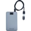Na zdjęciu znajduje się szary dysk zewnętrzny z czytnikiem linii papilarnych, obok którego leży czarny kabel USB z logo Verbatim. Na obudowie dysku widoczne jest logo "Verbatim".