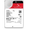 Na zdjęciu widoczny jest dysk twardy z logo "SEAGATE" oraz napisem "IRONWOLF PRO" na czerwonym tle. Na etykiecie znajdują się informacje techniczne, takie jak pojemność 24TB, model ST24000NT002, oraz różne oznaczenia certyfikacyjne i kody QR.