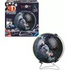Na zdjęciu znajduje się opakowanie oraz złożony model produktu "Puzzle 3D RAVENSBURGER Glow In The Dark Globus konstelacje 11544 (190 elementów)". Na opakowaniu widoczny jest napis "3D Puzzle" oraz "Glow In The Dark", a także ilustracja globusa z konstela