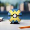 Na zdjęciu znajduje się trójwymiarowa kula z puzzli, przedstawiająca wzór w kolorach niebieskim, żółtym i czarnym, z centralnym białym okręgiem. Kula stoi na czarnej podstawce, a obok niej leży ołówek na białej powierzchni.