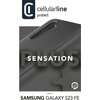 Na zdjęciu widoczny jest czarny futerał na telefon z wycięciem na aparat, z napisem "SENSATION PLUS" na jego powierzchni. W górnej części znajduje się logo "cellularline protect", a na dole napis "Designed for: SAMSUNG GALAXY S23 FE" oraz informacja o uży