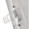 Zbliżenie na białą oprawę stropową LED z widocznym metalowym uchwytem sprężynowym i dwoma śrubami mocującymi. Produkt ma gładką powierzchnię i prostokątny kształt.