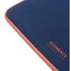 Niebieskie etui na laptopa z czerwonym obszyciem, na którym widnieje napis "ELEMENTS second skin". Produkt ma zaokrąglone rogi i gładką powierzchnię.