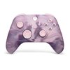 Bezprzewodowy kontroler do konsoli Xbox w wersji specjalnej Dream Vapor, z marmurkowym wzorem w odcieniach różu i fioletu. Na kontrolerze widoczne są przyciski z literami Y, X, B, A oraz logo Xbox.