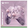 Kontroler bezprzewodowy Xbox w wersji specjalnej Dream Vapor, z marmurkowym wzorem w odcieniach różu i fioletu, z widocznymi przyciskami i logo Xbox. Po lewej stronie pionowy napis "DREAM VAPOR".
