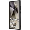 Etui do telefonu z napisem "Galaxy S24 Ultra" na ekranie urządzenia. Produkt ma elegancki, czarny design z wyraźnym wzorem przypominającym włókno węglowe.