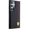 Etui do telefonu wykonane z czarnego materiału o wzorze przypominającym włókno węglowe, z subtelnym czerwonym paskiem biegnącym pionowo. Na dole znajduje się logo z żółtym tłem i czarnym koniem.