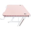Różowe biurko gamingowe z białymi nogami, wyposażone w podświetlenie LED wzdłuż krawędzi blatu. Na blacie znajdują się dwa otwory na kable, a po bokach widoczne są uchwyty.