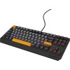 Czarno-szara klawiatura mechaniczna z podświetleniem RGB, posiadająca pomarańczowe klawisze spacji i ESC. Na obudowie widoczne jest logo "GENESIS".