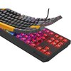 Klawiatura mechaniczna z podświetleniem RGB, z widocznymi czerwonymi przełącznikami i unoszącymi się klawiszami. Na obudowie znajduje się logo "GENESIS".