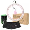 Na zdjęciu znajduje się różowe hula hop z licznikiem, czarny pas wyszczuplający oraz opakowania z logo "HMS". Na kartonie widnieje napis: "HULA HOOP WITH WEIGHT + COUNTER HHW06".