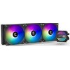 Na zdjęciu znajduje się system chłodzenia z trzema wentylatorami z podświetleniem RGB oraz wyświetlaczem pokazującym temperaturę "34°". Logo producenta jest widoczne na środku każdego wentylatora oraz na wyświetlaczu.
